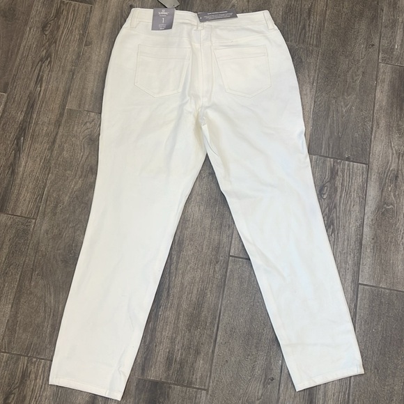 NWT Chico's Creamy White So Slimming Getaway Slim leg short pants - Picture 3 of 7